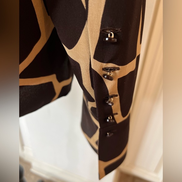ESCADA BROWN & CREAM BEAUTIFUL GIRRAF Print 100% Silk Button Down Top - Picture 7 of 10